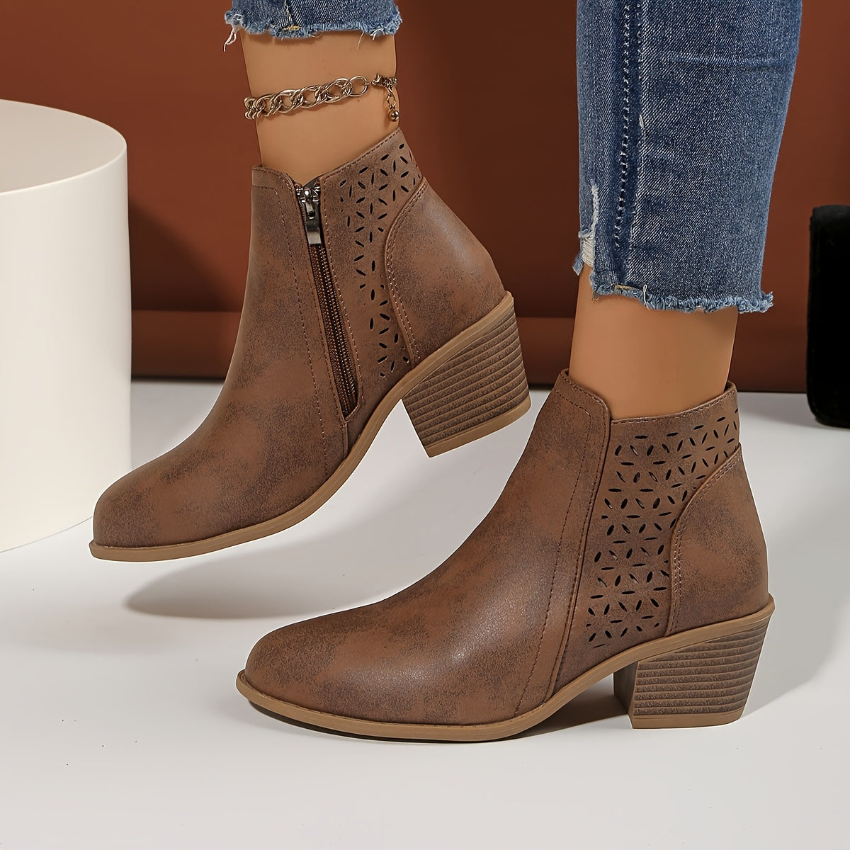 Bottines femme ajourées à talon bloc et découpes florales 4