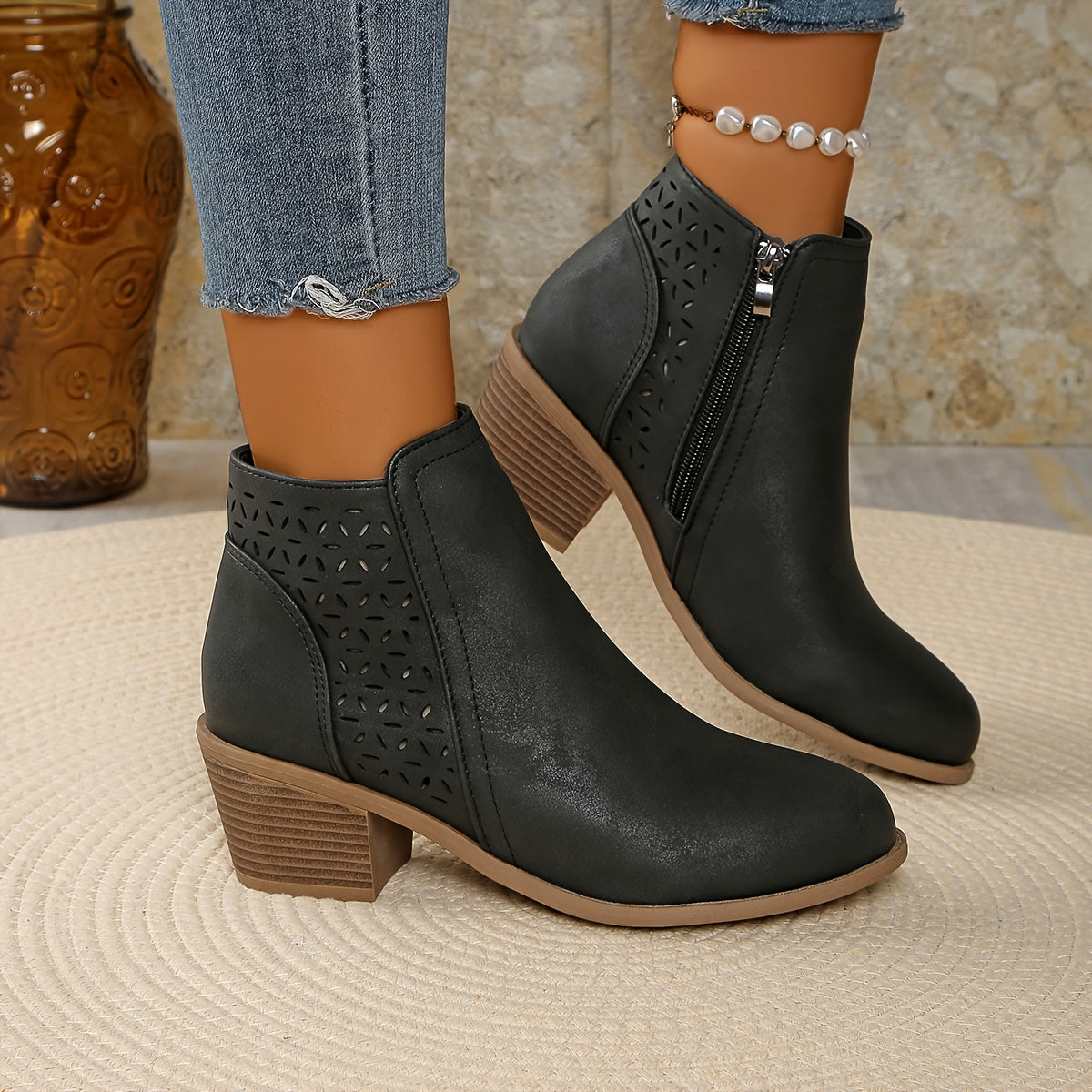 Bottines femme ajourées à talon bloc et découpes florales 5