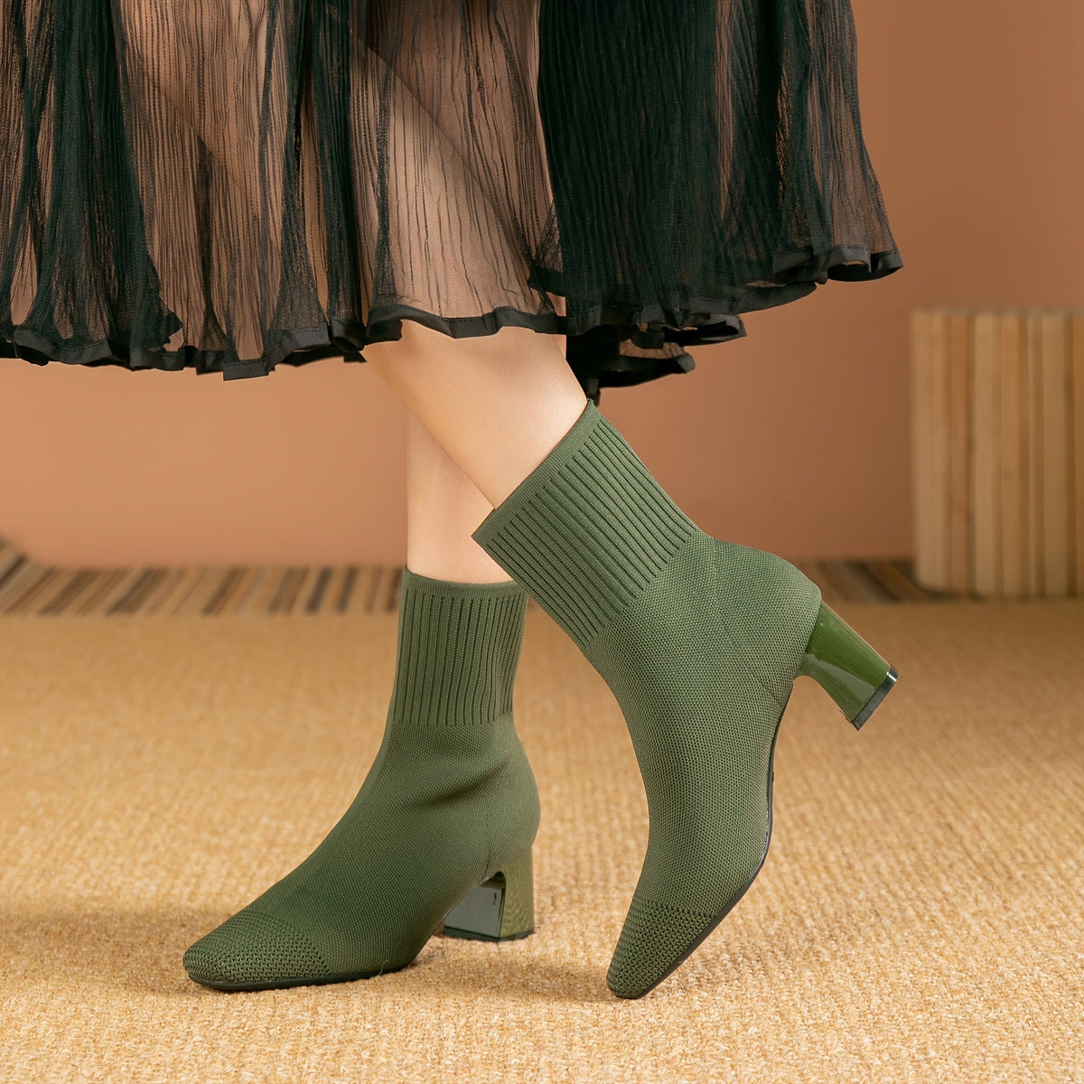 Bottines femme chaussettes en maille à talon bloc et bout carré 10