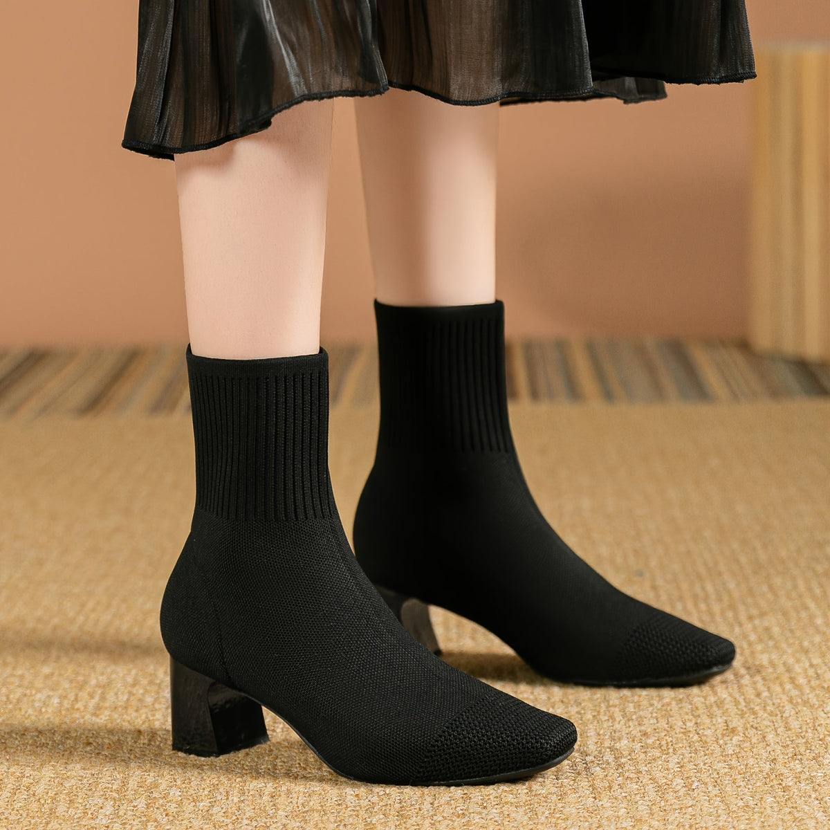 Bottines femme chaussettes en maille à talon bloc et bout carré 7