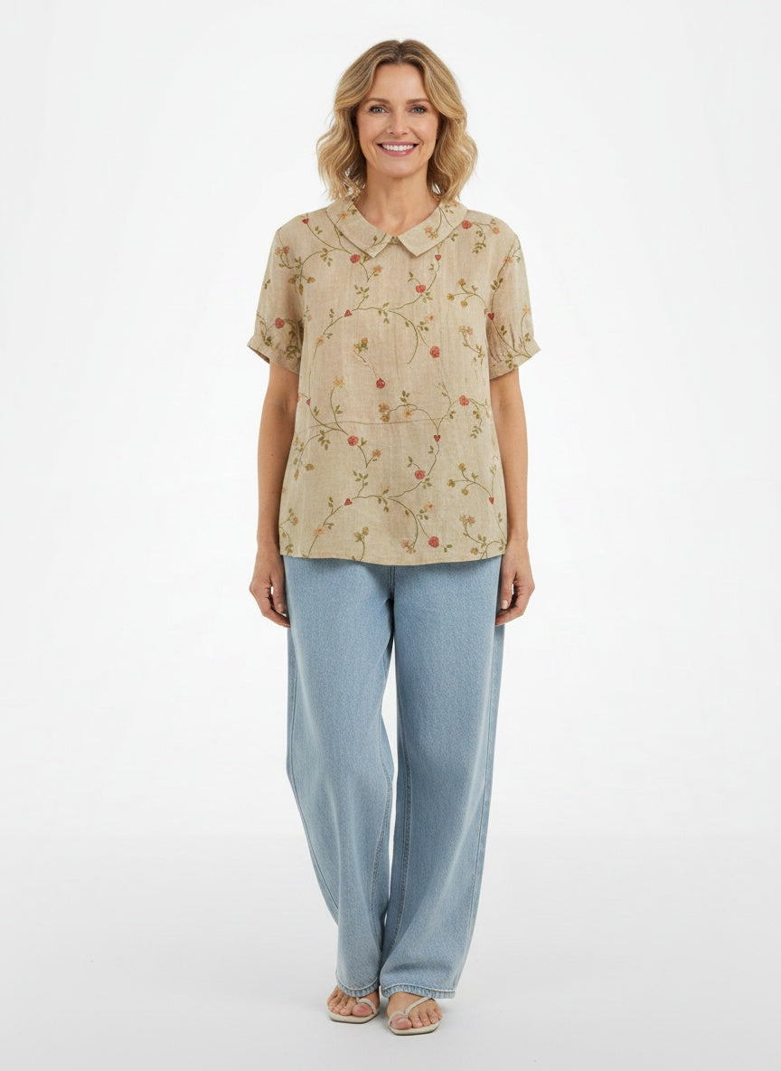 Full body view of the model wearing Blouse vintage à imprimé floral femme