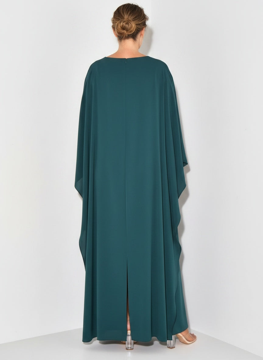 Back pose of the model wearing Robe maxi avec cape femme