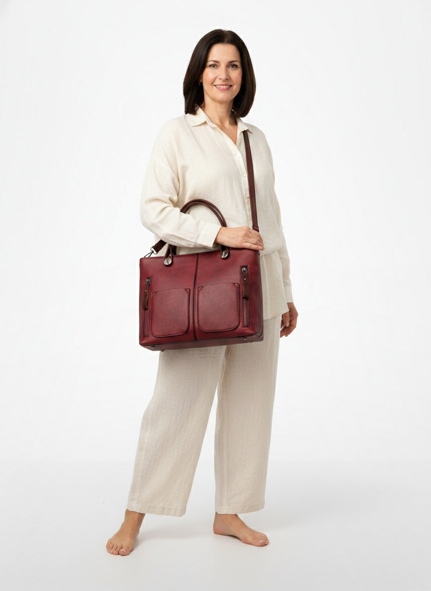 Full body view of the model wearing Sac à bandoulière vintage femme