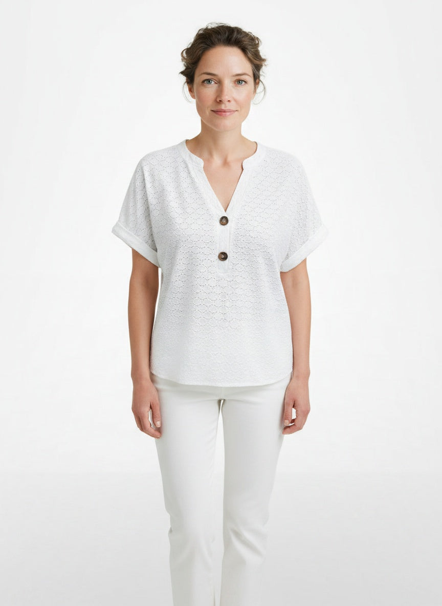 Full body view of the model wearing Blouse décontractée à manches courtes et col en V femme