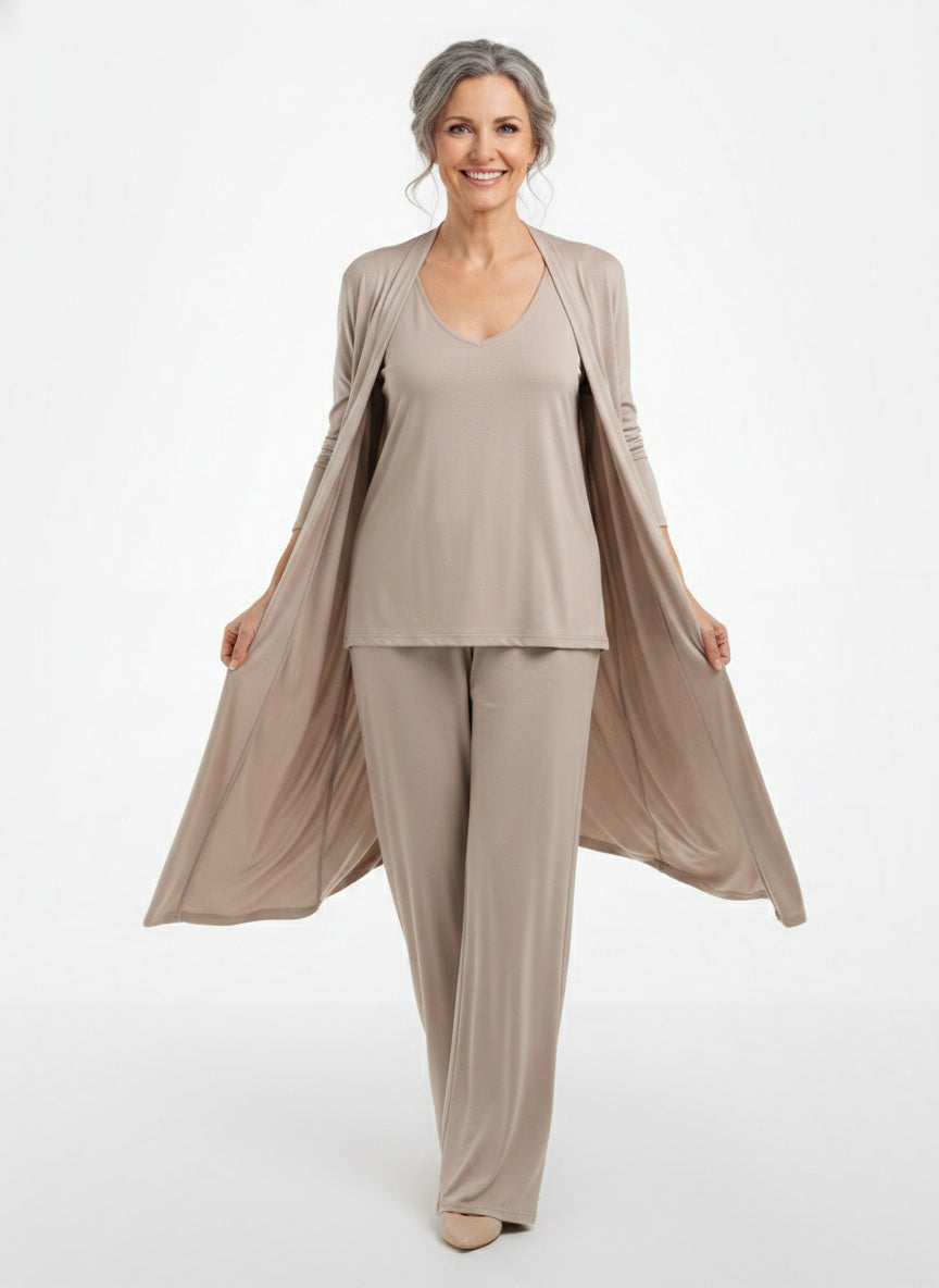 Full body view of the model wearing Ensemble léger trois pièces femme