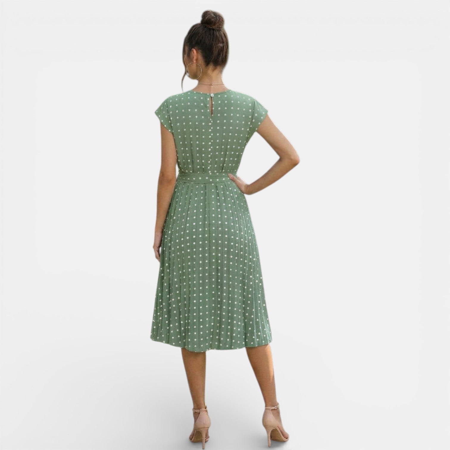 Robe midi à pois plissée à manches courtes