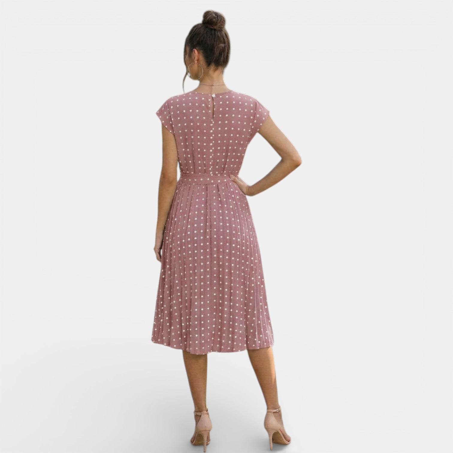 Robe midi à pois plissée à manches courtes
