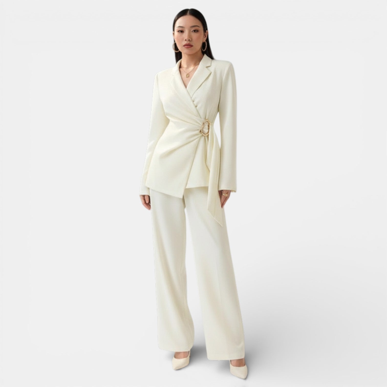 Ensemble tailleur femme, blazer à lacets chic et moderne