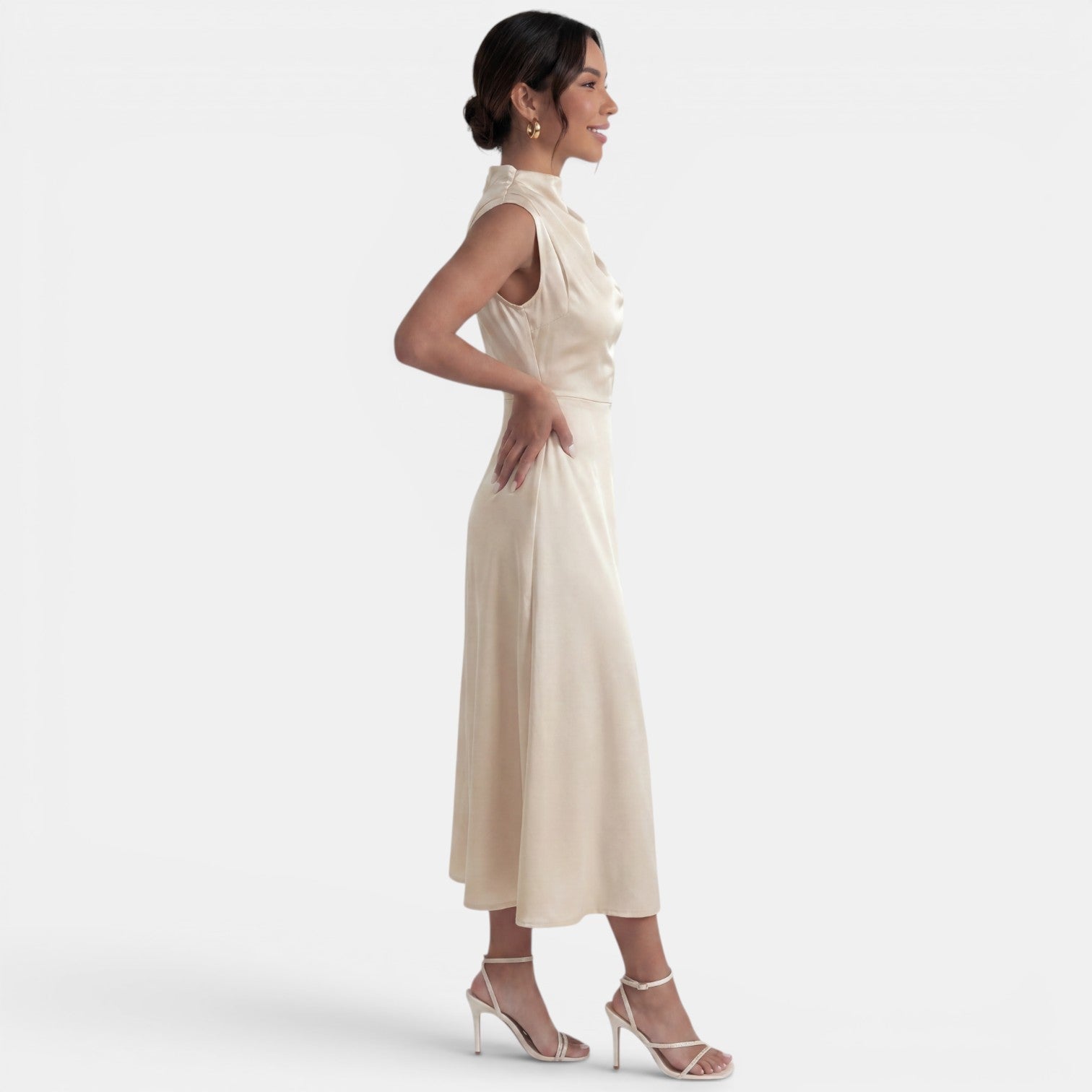 Robe midi élégante et fluide sans manches à col montant