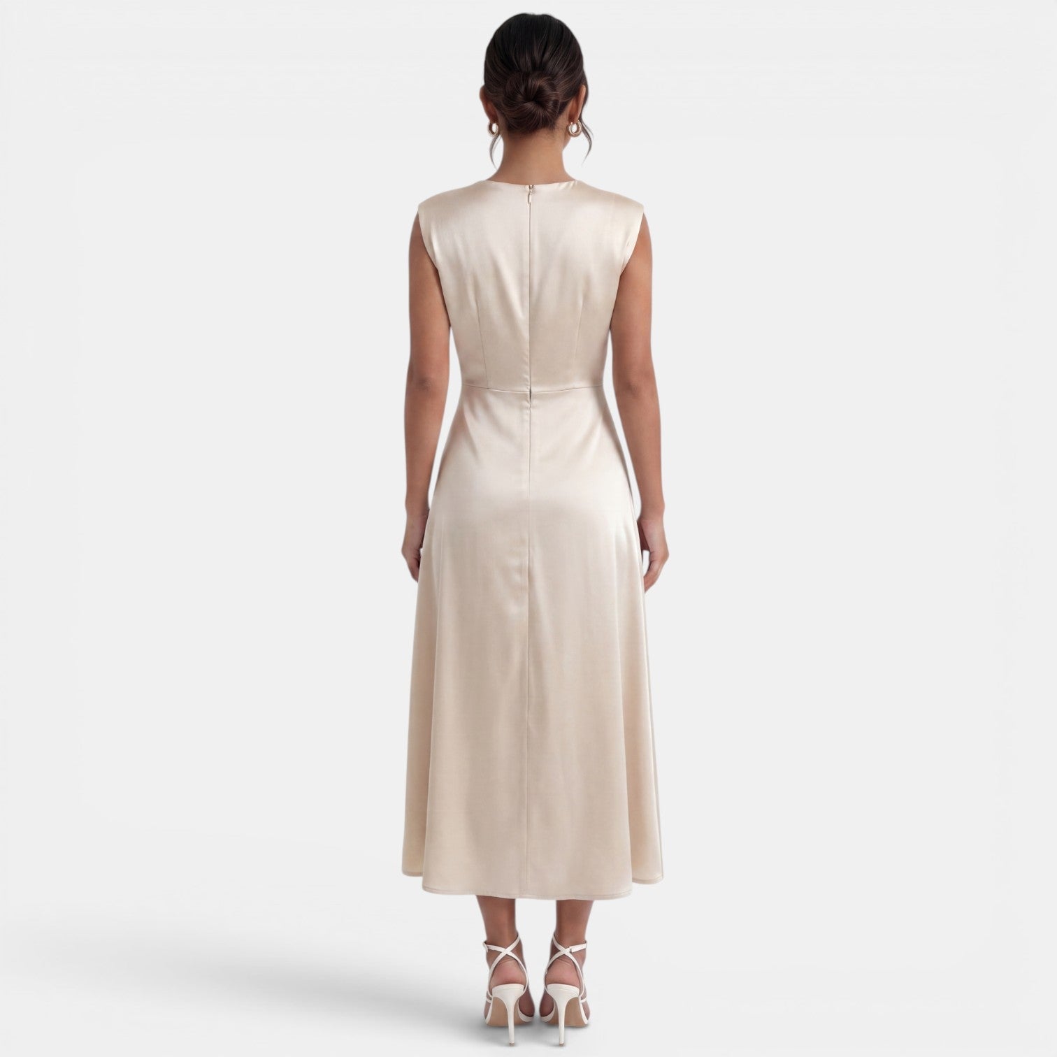 Robe midi élégante et fluide sans manches à col montant