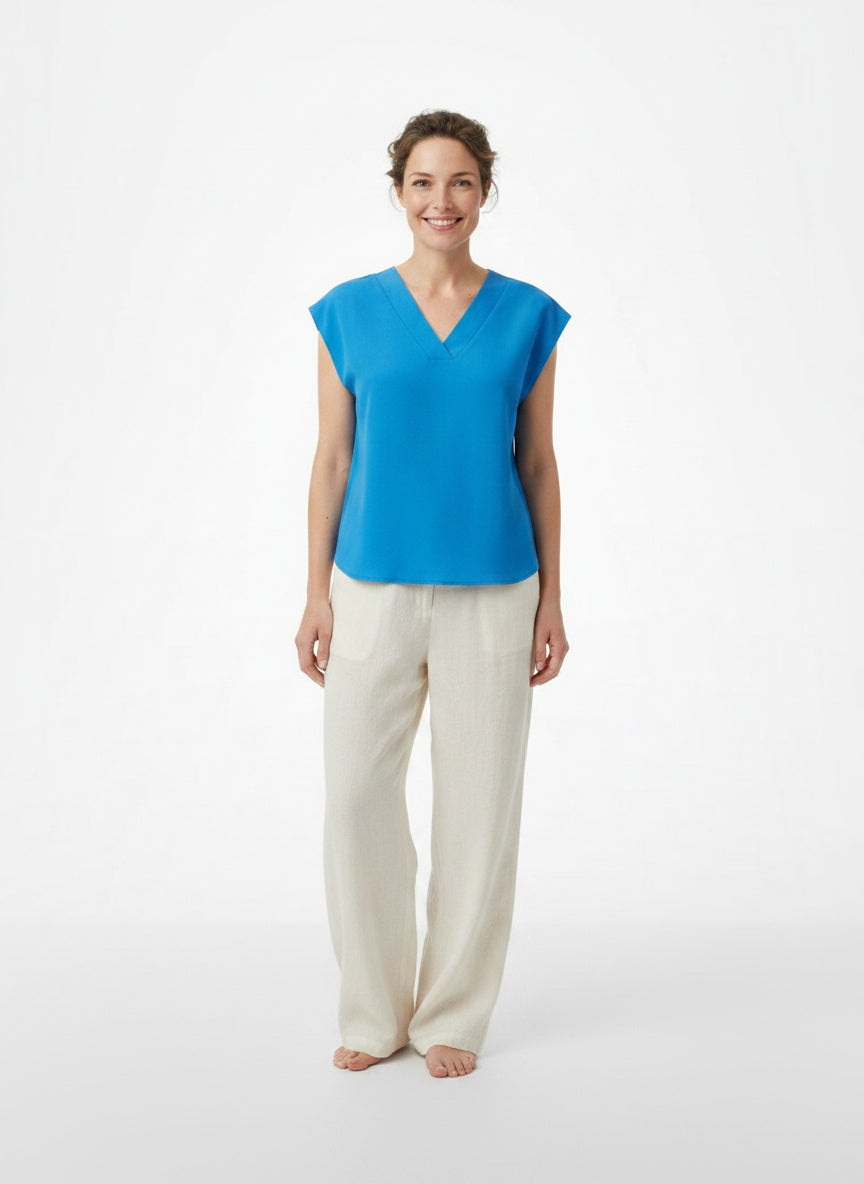 Full body view of the model wearing Blouse d'été moderne à col en V femme