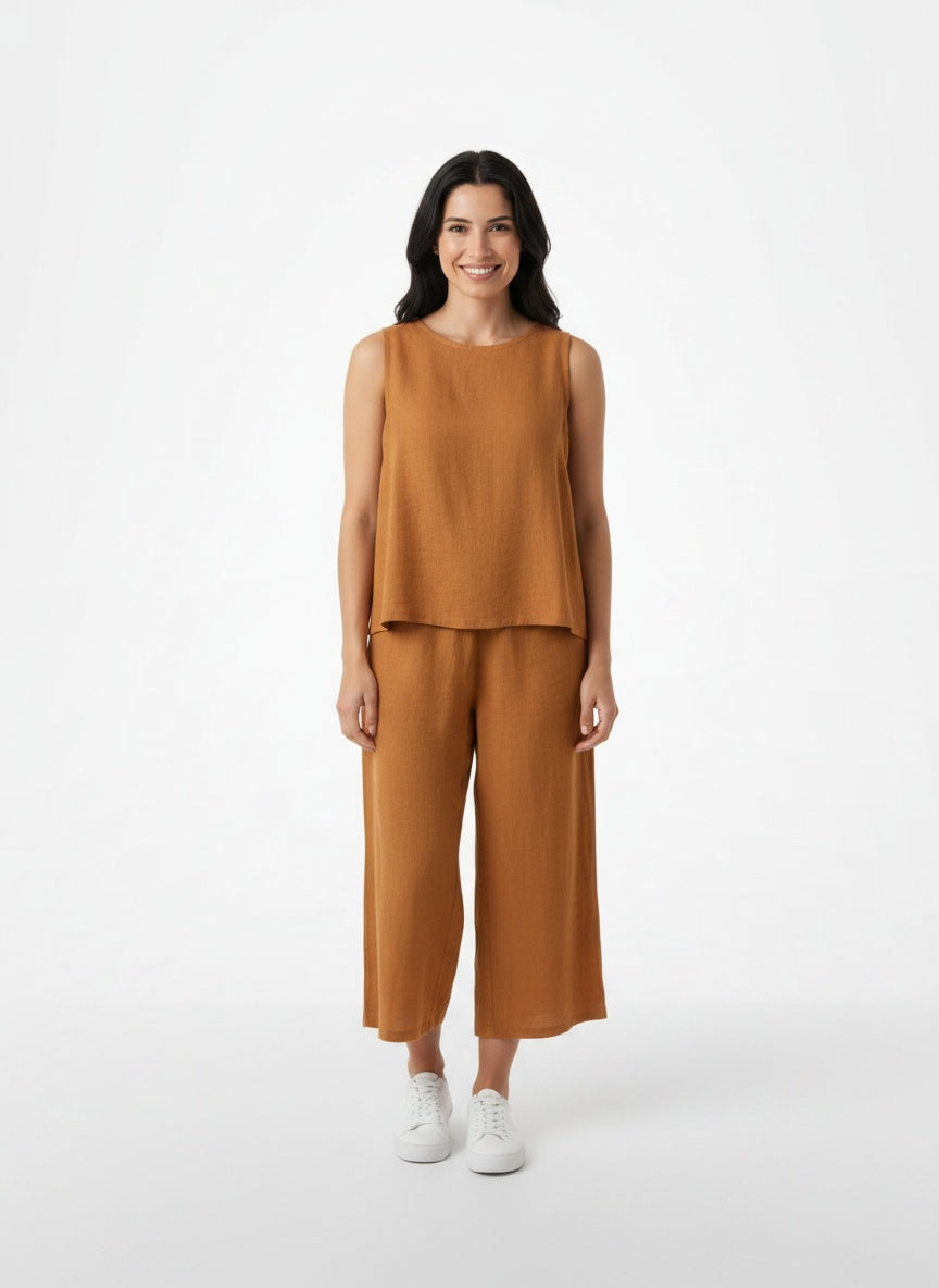 Full body view of the model wearing Ensemble d'été deux pièces avec top et pantalon décontracté femme