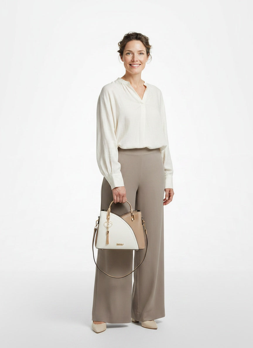 Full body view of the model wearing Sac à main et sac à bandoulière femme