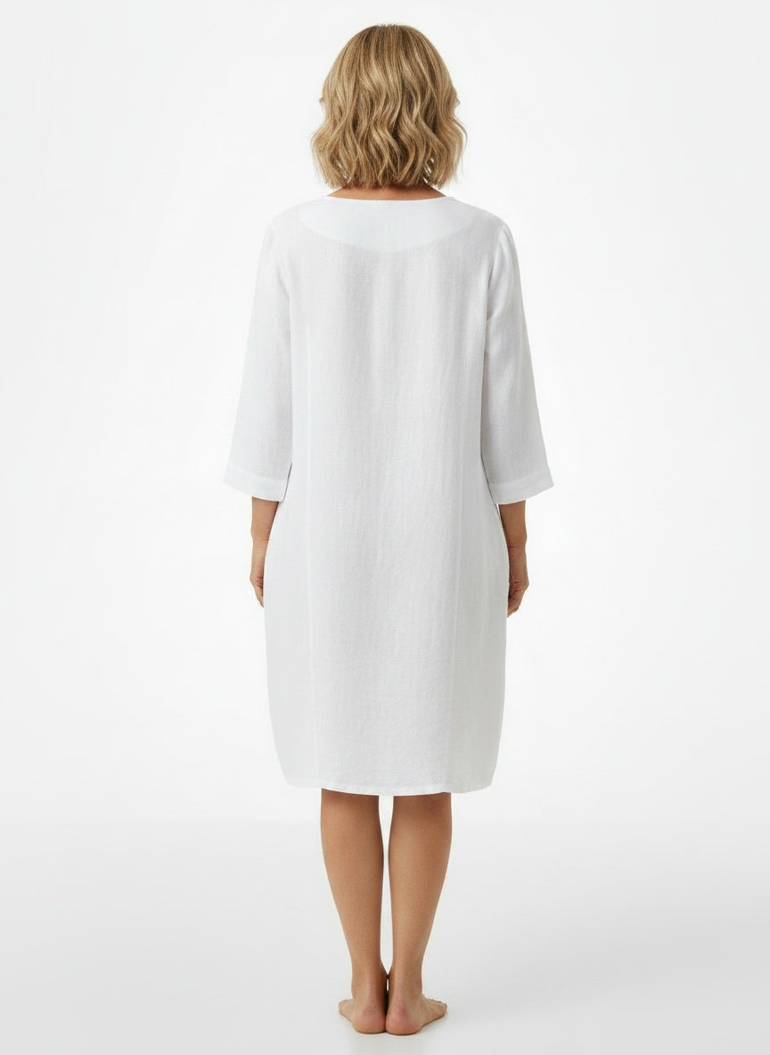Back pose of the model wearing Robe midi à col en V et manches trois-quarts femme