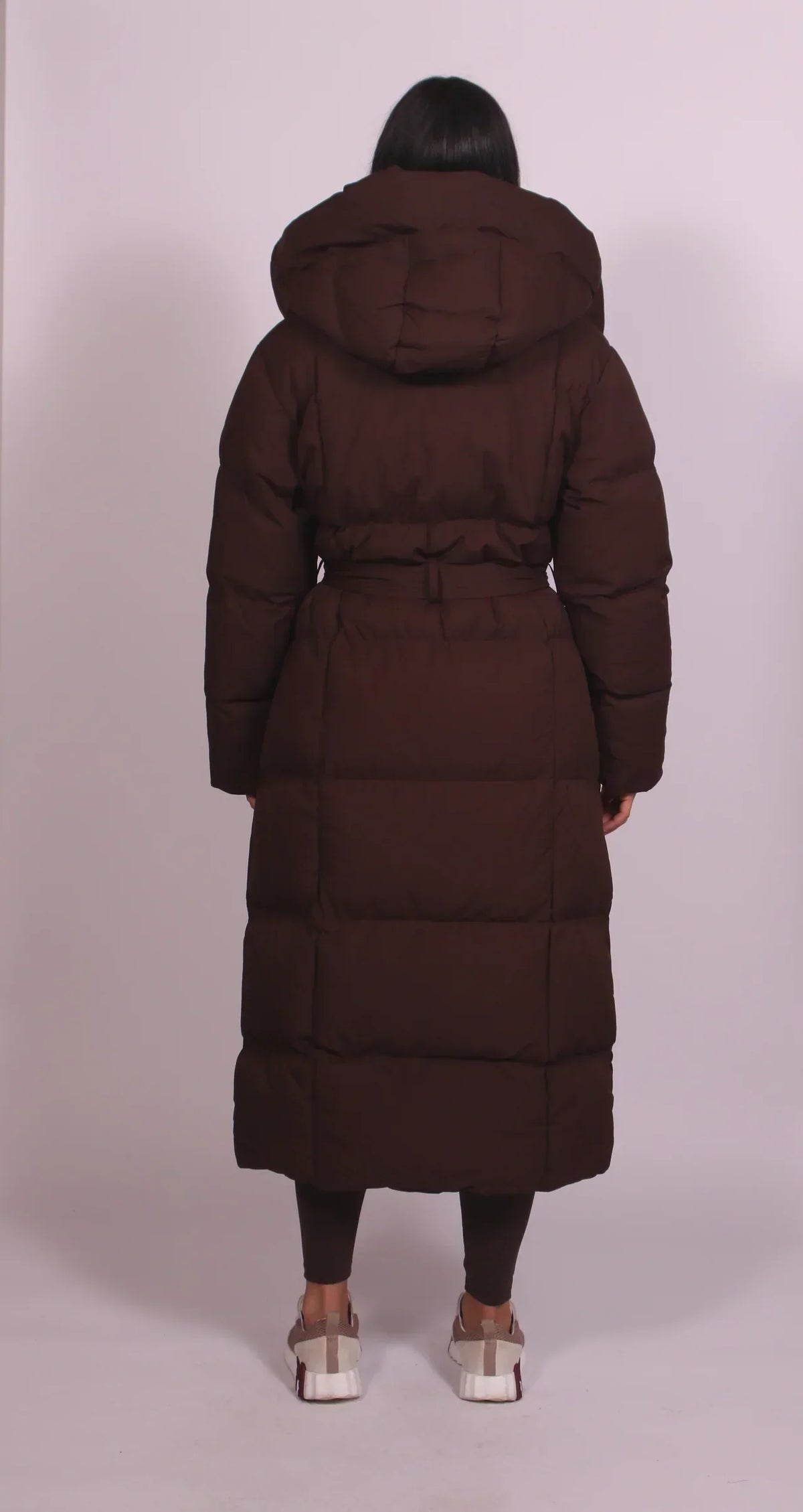 Doudoune femme longue à capuche et ceinture matelassée 3