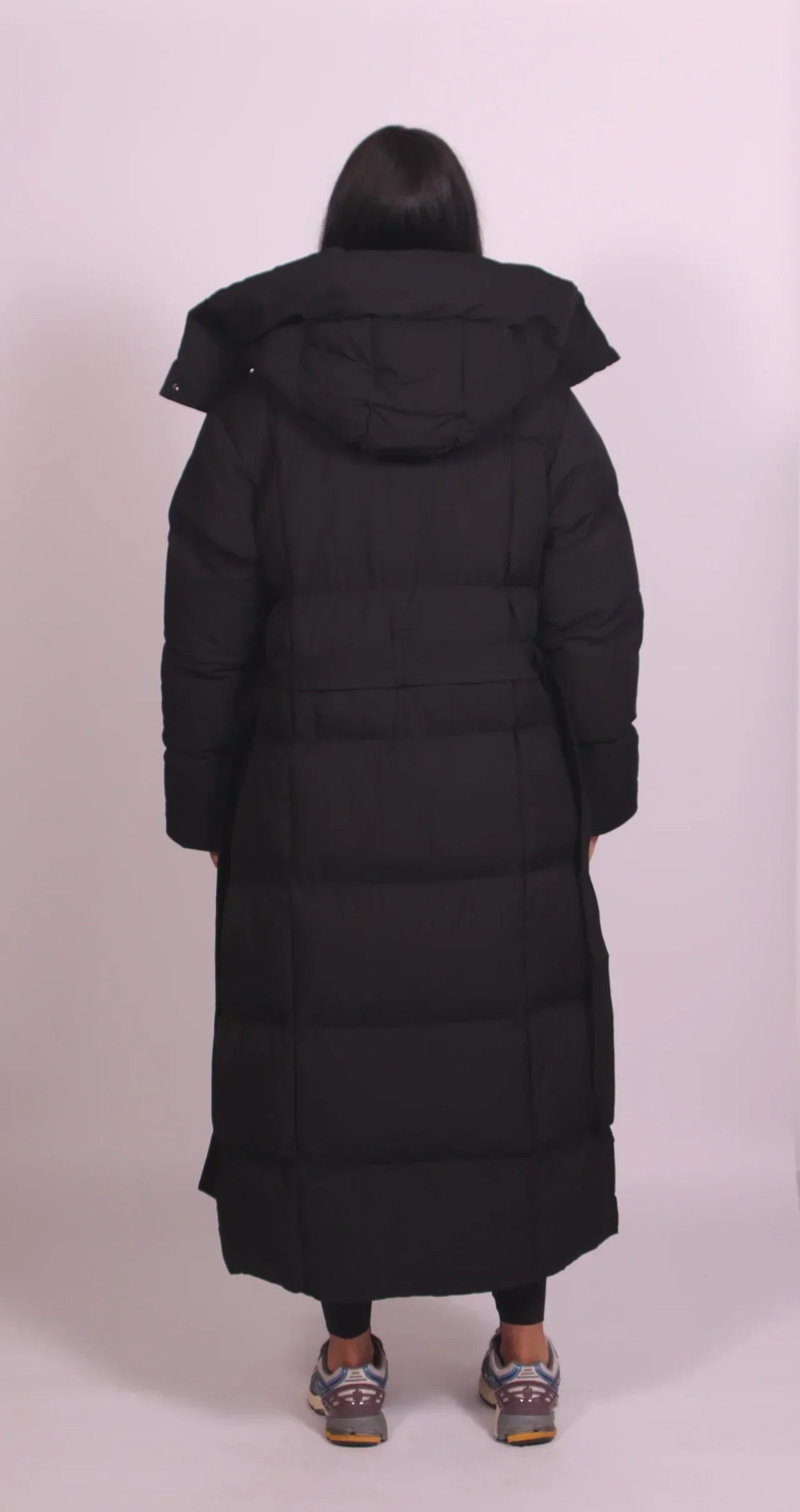 Doudoune femme longue à capuche et ceinture matelassée 4