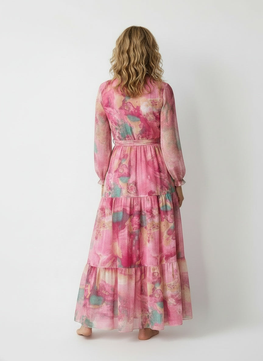 Back pose of the model wearing Robe portefeuille maxi à imprimé floral et manches longues femme