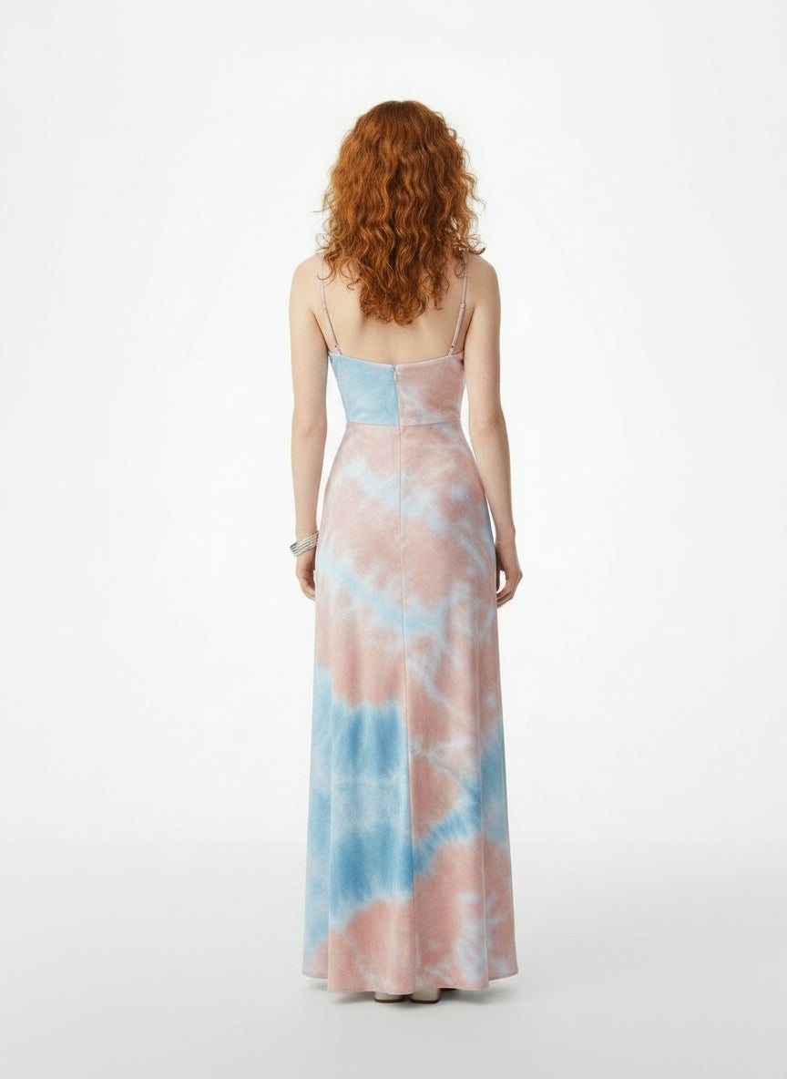 Back pose of the model wearing Robe d'été maxi portefeuille à fines bretelles femme