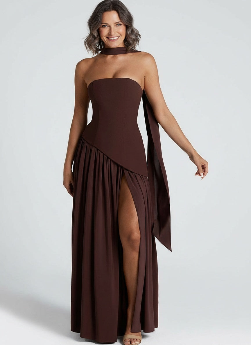 Full body view of the model wearing Robe maxi bustier avec fente haute et taille asymétrique femme