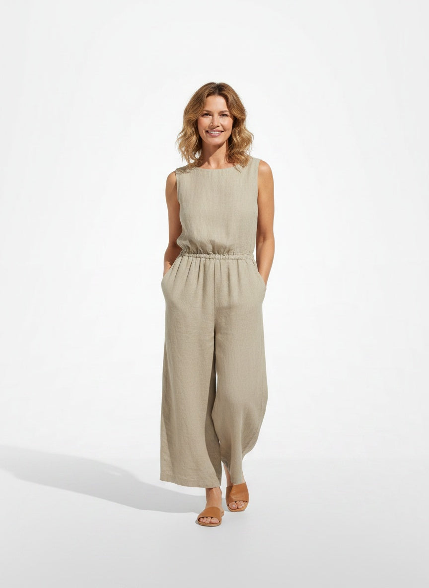 Full body view of the model wearing Combinaison sans manches à jambes larges femme