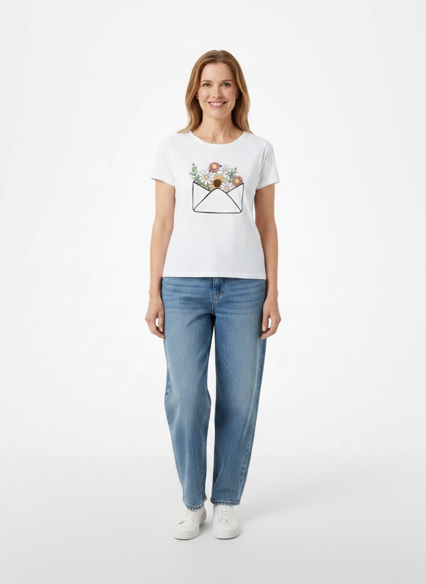 Full body view of the model wearing T-shirt d'été à manches courtes femme