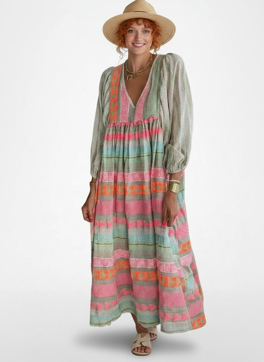 Full body view of the model wearing Robe midi à coupe ample et design audacieux femme