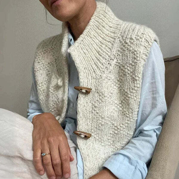 Gilet femme en maille structurée à col montant, chaud et minimaliste 3