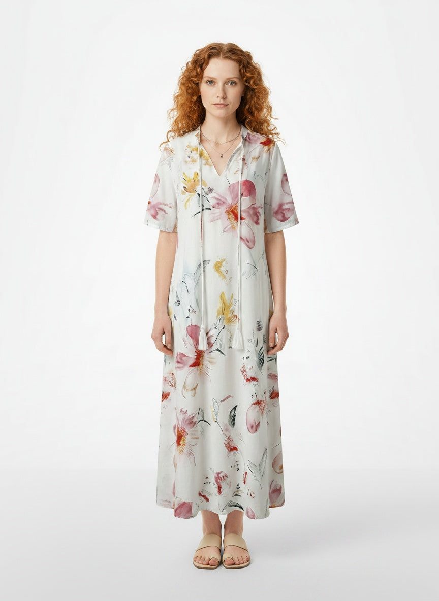 Full body view of the model wearing Robe midi à imprimé floral et col en V femme