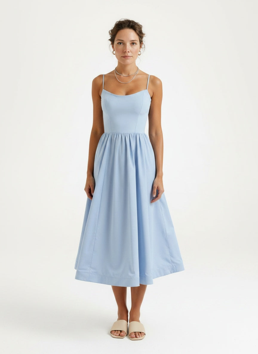 Full body view of the model wearing Robe midi fluide femme