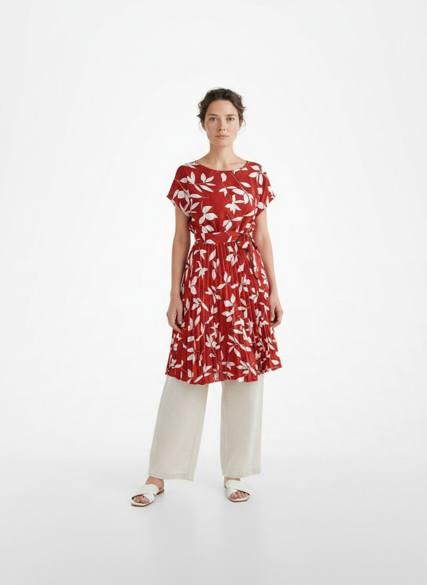 Full body view of the model wearing Robe midi plissée à manches courtes avec ceinture à nouer femme