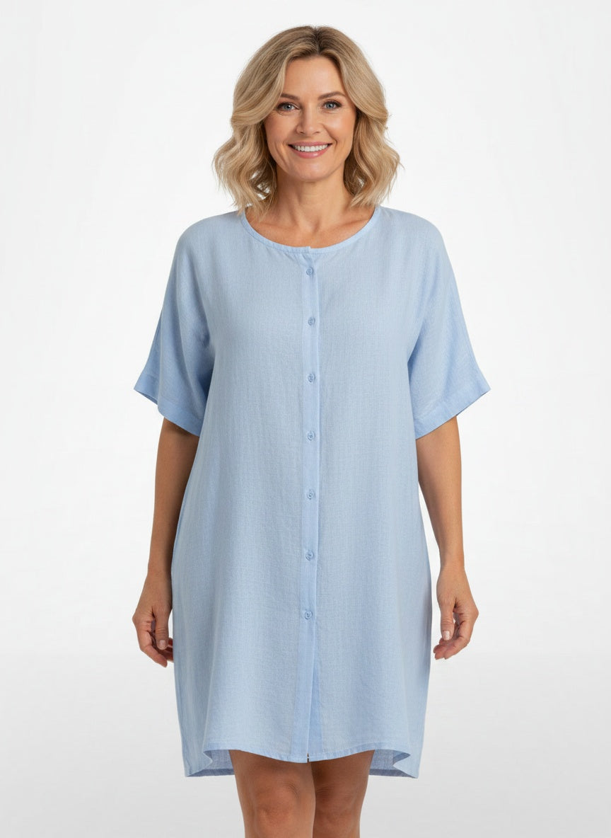 Full body view of the model wearing Blouse d'été légère femme