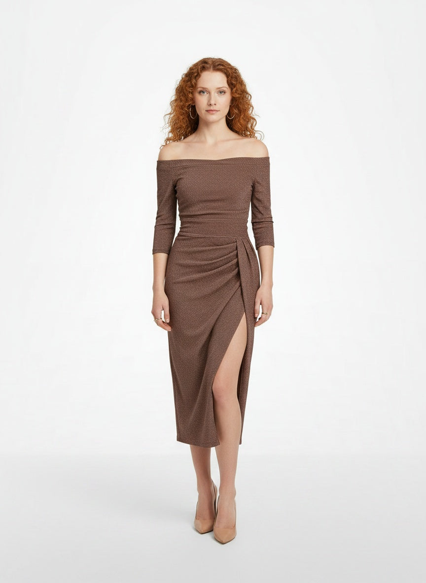 Full body view of the model wearing Robe midi épaules dénudées avec détails plissés et fente à l’avant femme