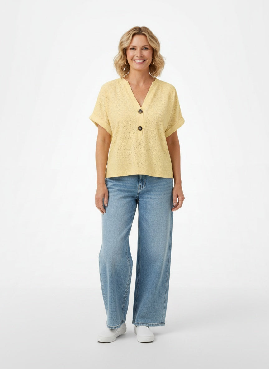Full body view of the model wearing Blouse décontractée à manches courtes et col en V femme