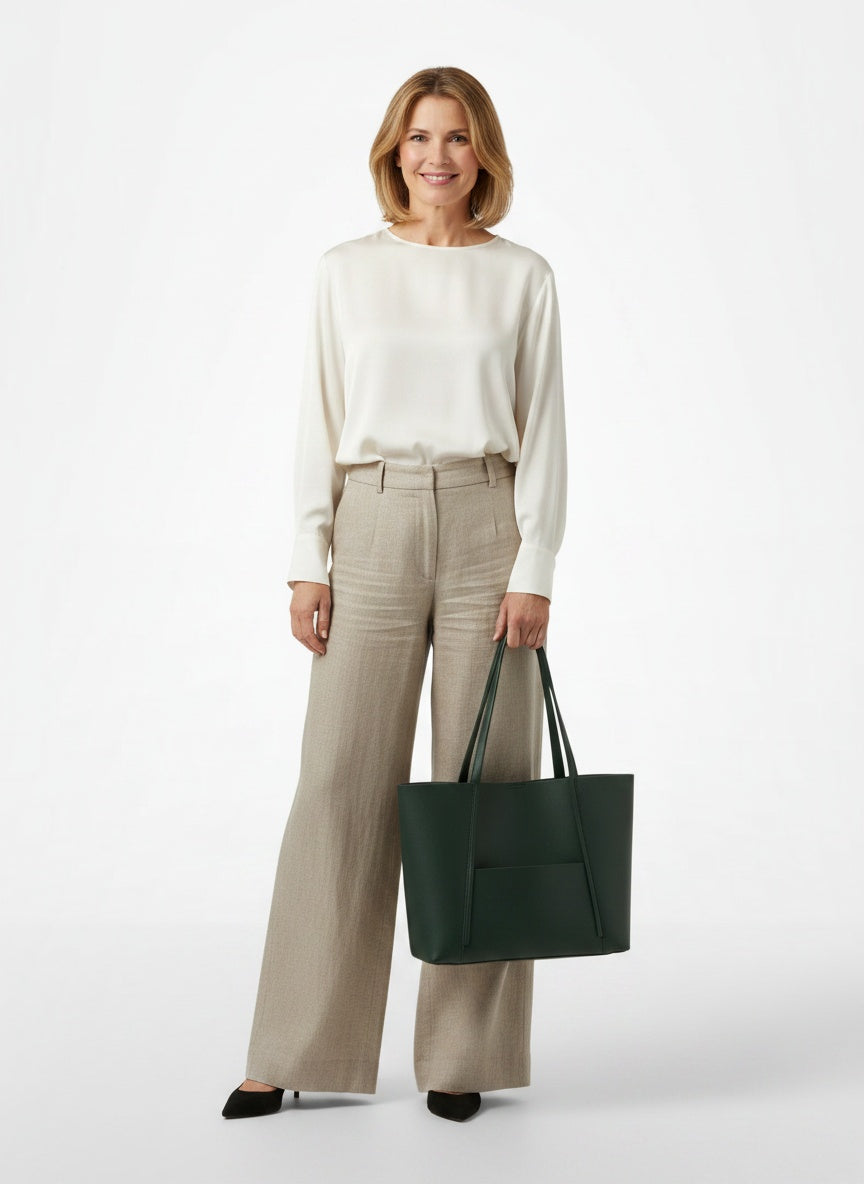 Full body view of the model wearing Sac à main en cuir avec poignée et grande capacité femme