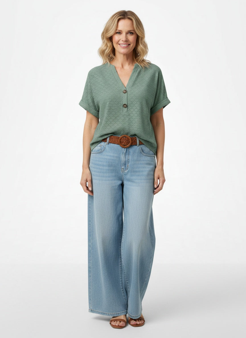 Full body view of the model wearing Blouse décontractée à manches courtes et col en V femme