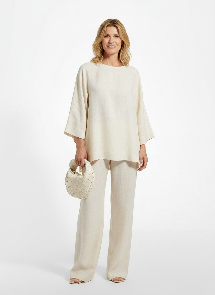 Full body view of the model wearing Sac tissé en forme de cône avec fermeture zippée femme