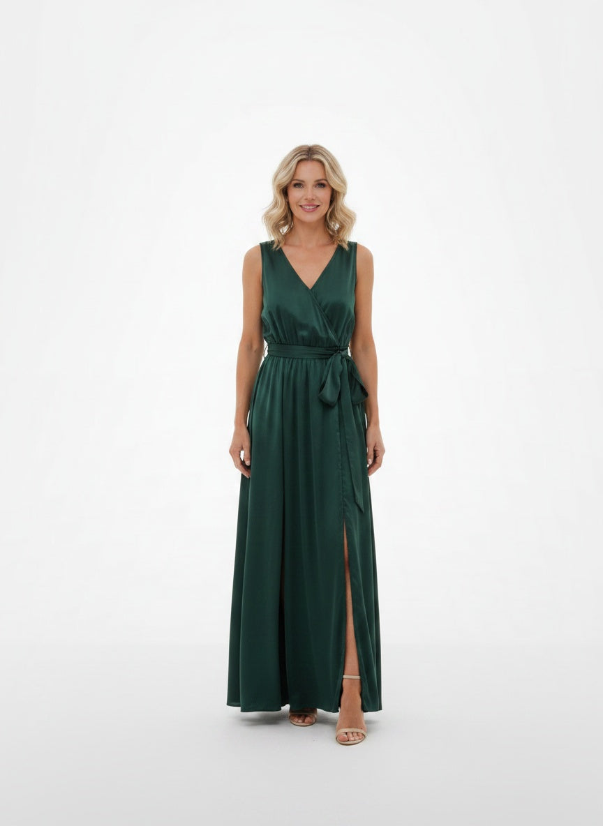 Full body view of the model wearing Robe maxi légère avec fente et taille cintrée femme