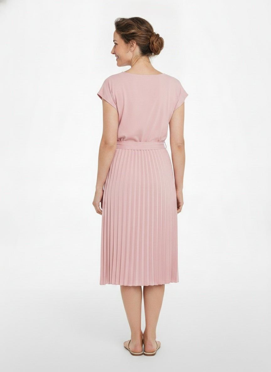 Back pose of the model wearing Robe midi plissée à manches courtes femme