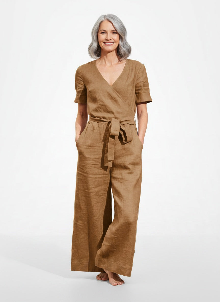 Full body view of the model wearing Combinaison avec ceinture et manches courtes femme