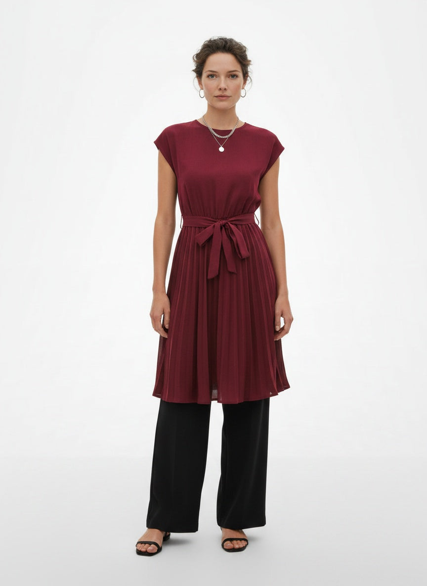 Full body view of the model wearing Robe midi plissée à manches courtes femme