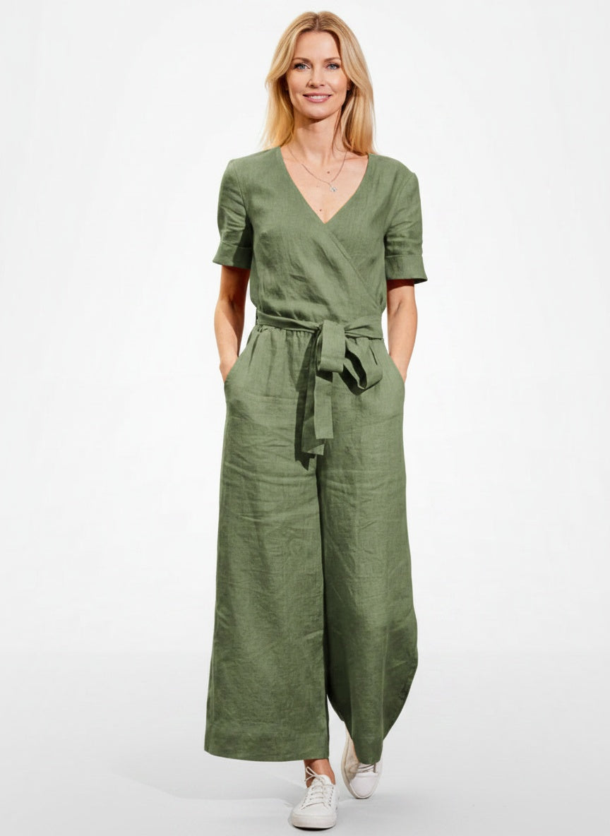 Full body view of the model wearing Combinaison avec ceinture et manches courtes femme