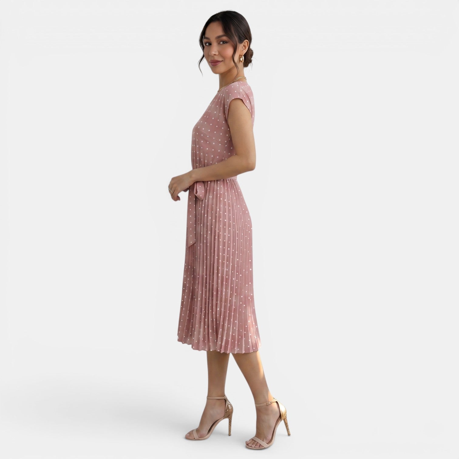 Robe midi à pois plissée à manches courtes