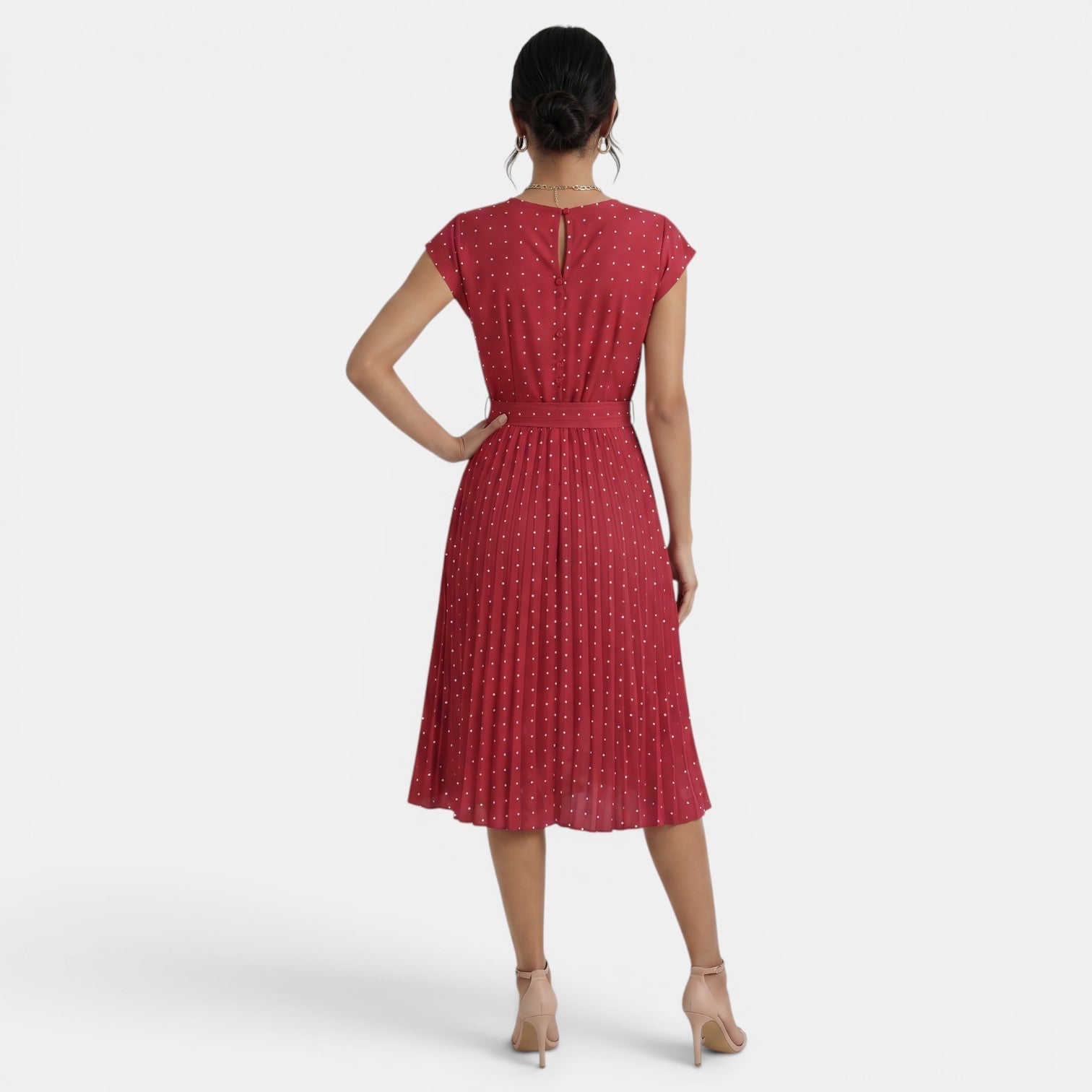 Robe midi à pois plissée à manches courtes
