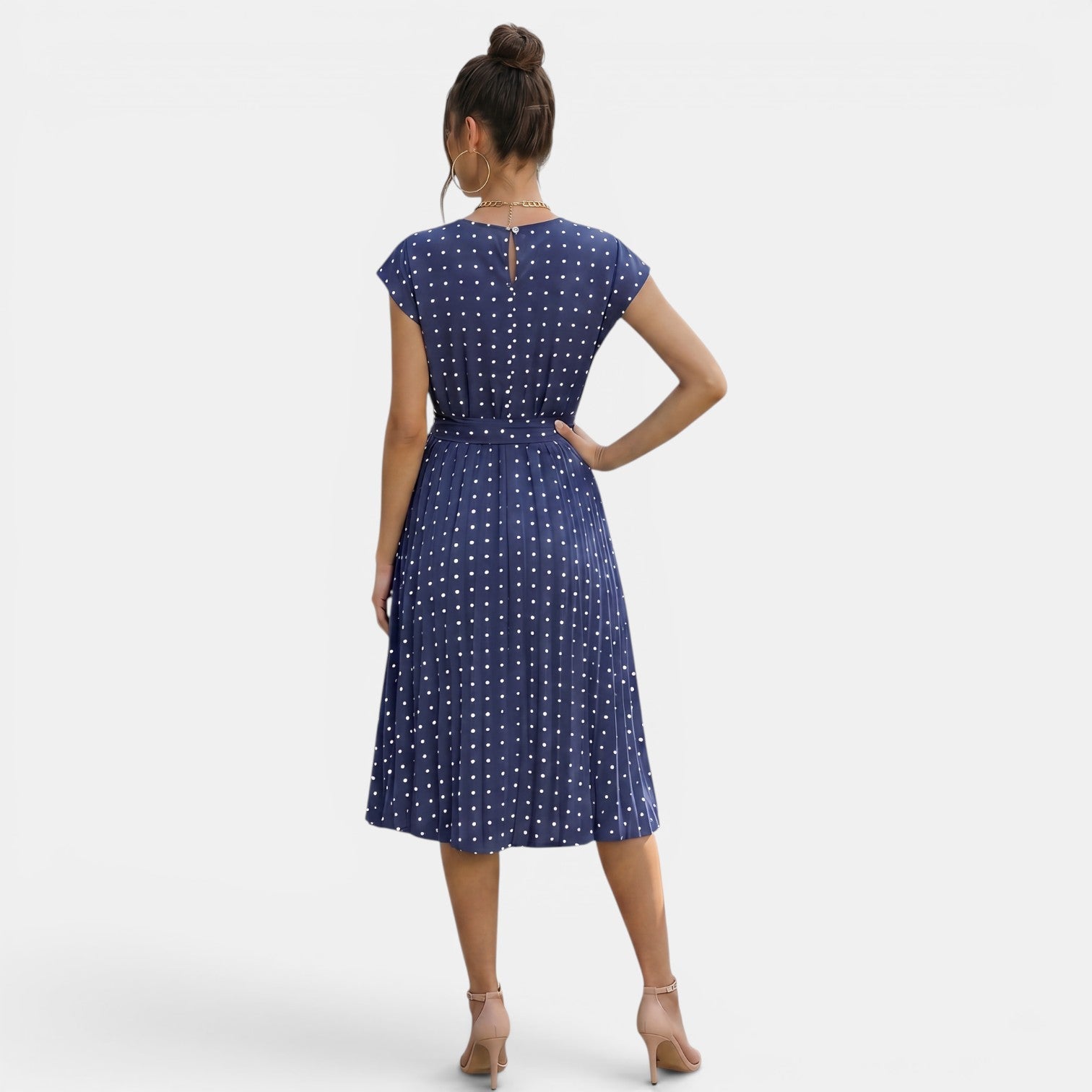 Robe midi à pois plissée à manches courtes