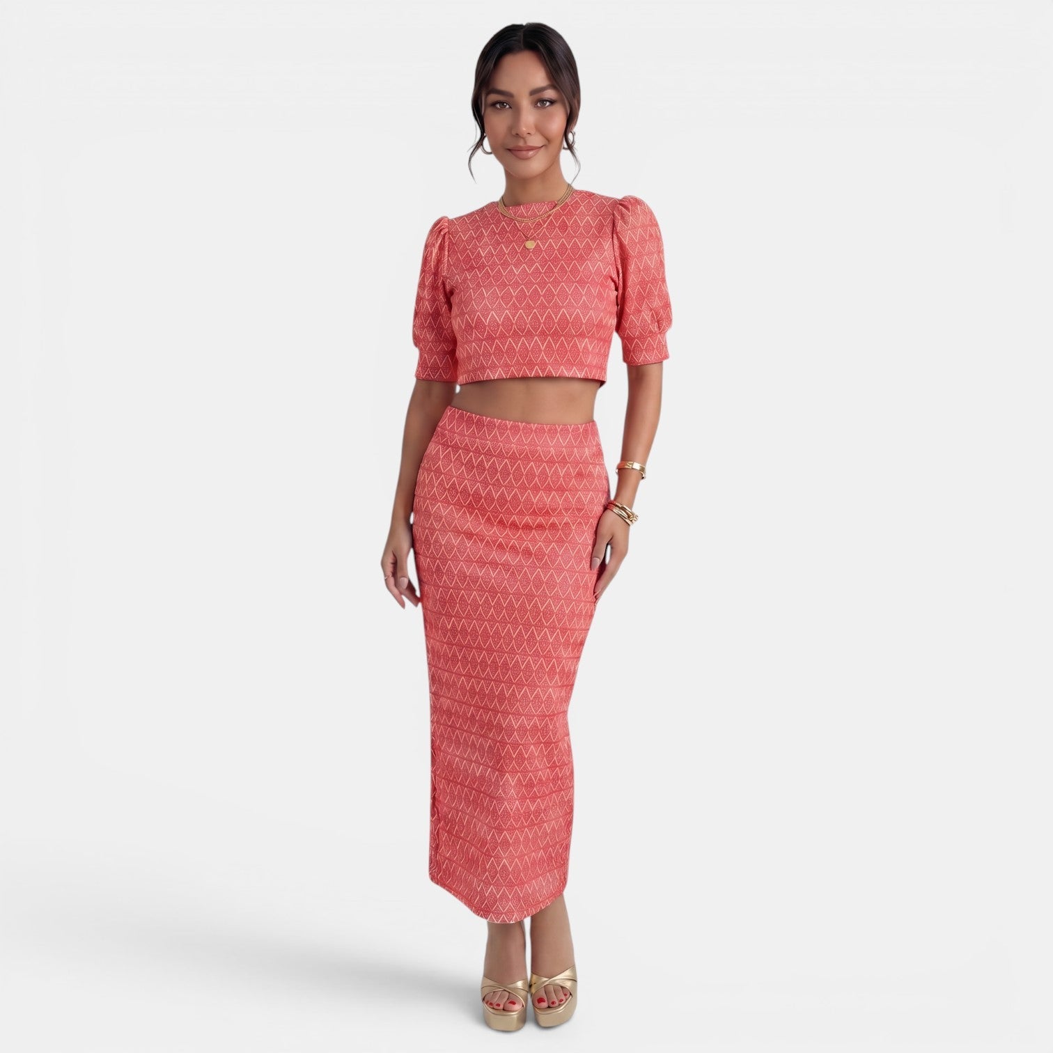 Ensemble femme deux pièces, top court et jupe fendue