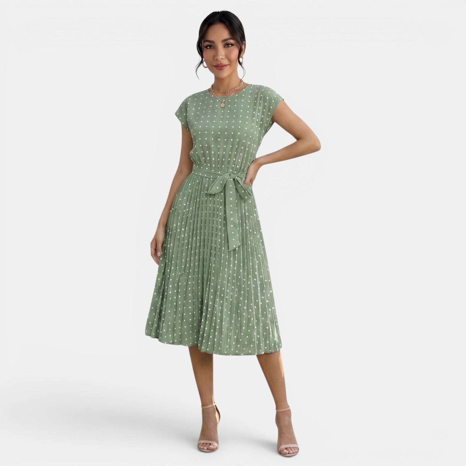 Robe midi à pois plissée à manches courtes
