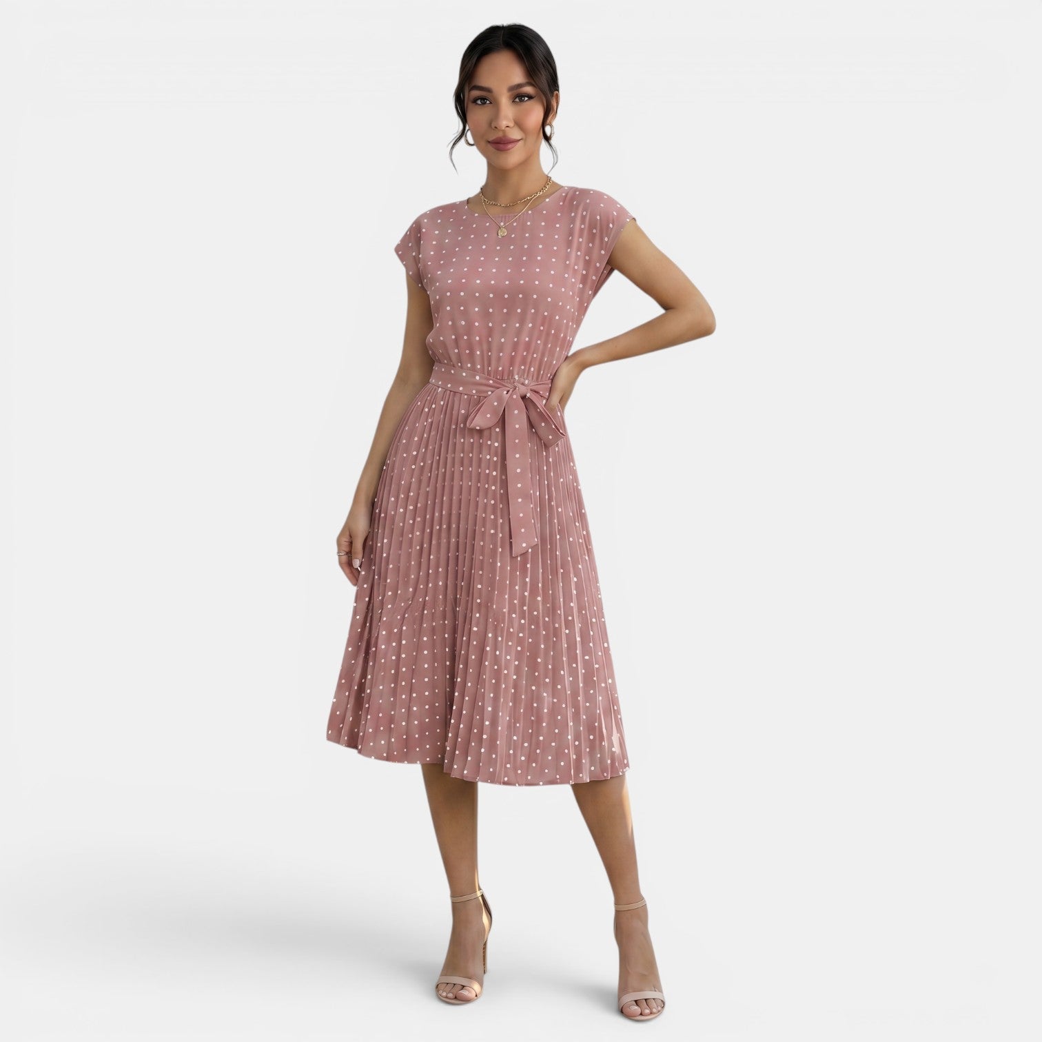 Robe midi à pois plissée à manches courtes