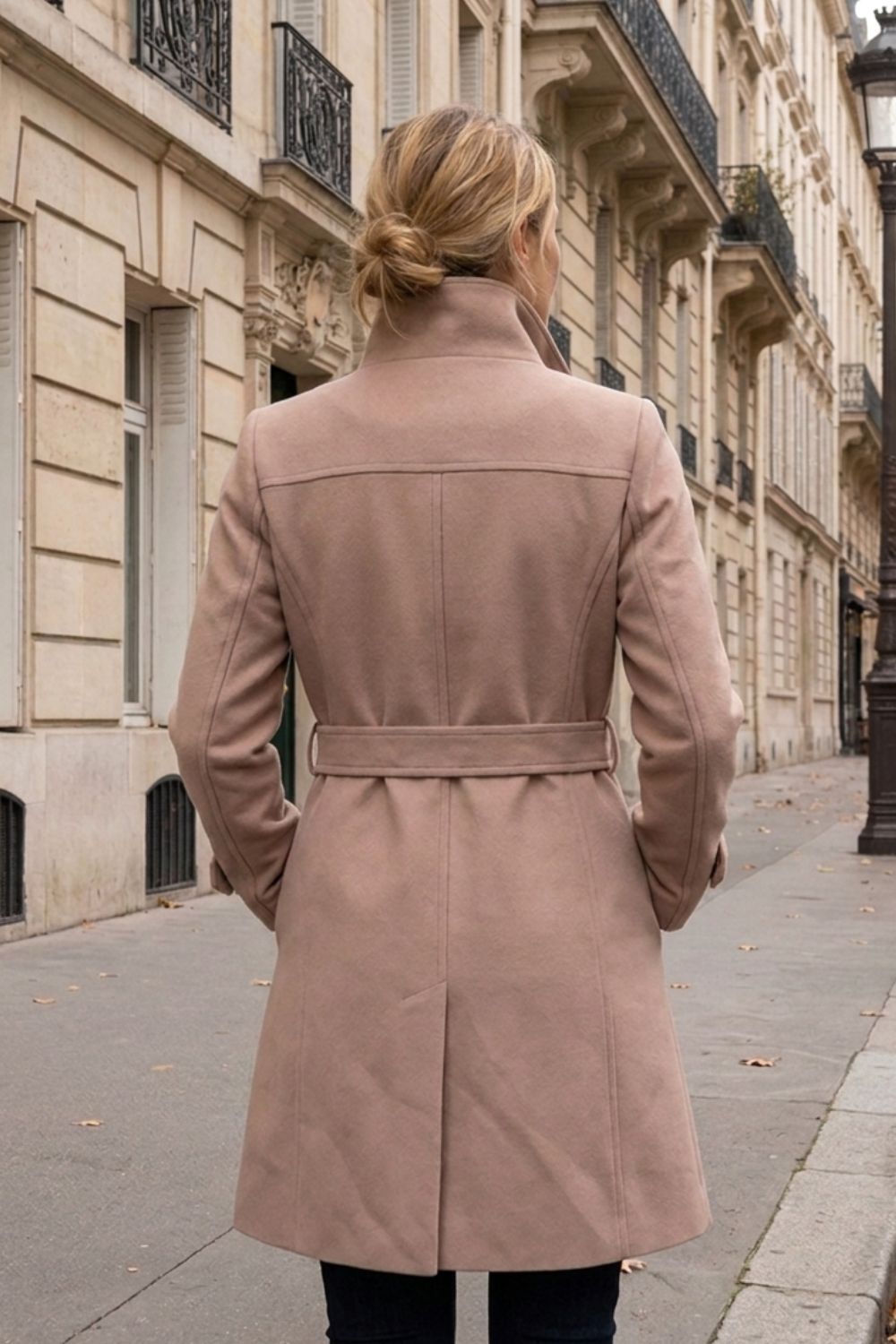 Manteau femme cintré à col montant, ceinture et poches à rabat 4