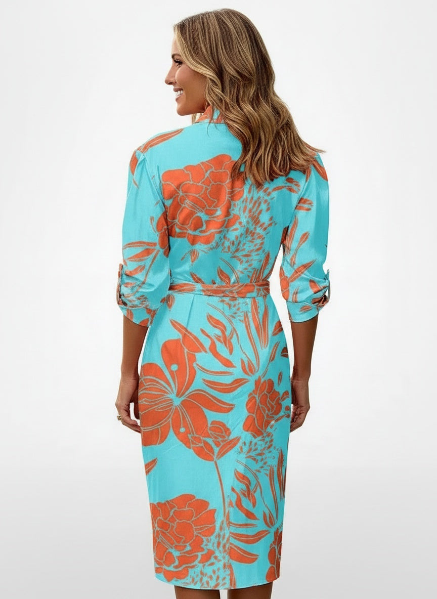 Back pose of the model wearing Robe portefeuille midi à manches trois-quarts femme