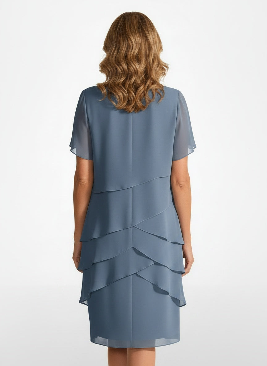 Back pose of the model wearing Robe midi en chiffon à volants femme
